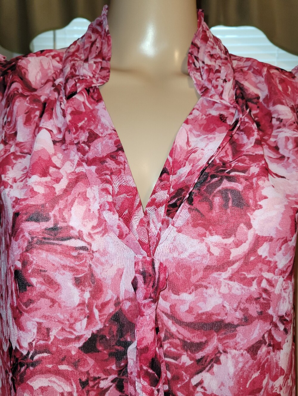 NWT-White House Black Market Sleeveless Pink Floral Ruffle V-Neck Top. XL - Picture 2 of 7